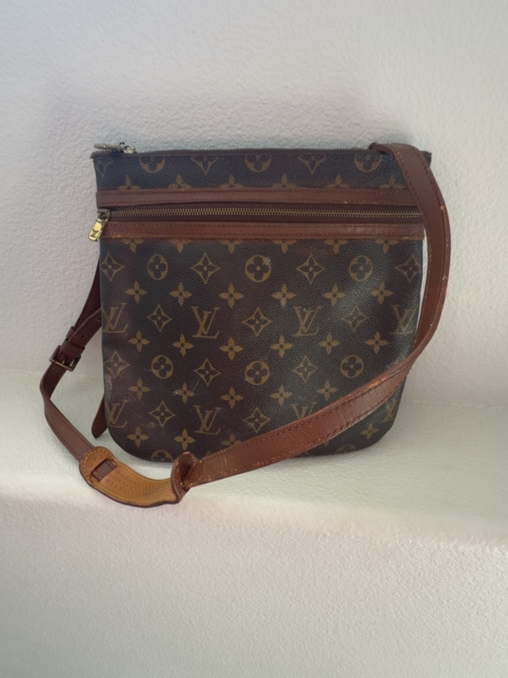 Louis Vuitton Crossbody Messenger Bag (Louis Vuitton
Pochette Bosphore)